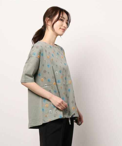 BELLUNA（ベルーナ）の「カジュアルゆったりプリントＴシャツ（Tシャツ/カットソー・レディース・ホワイト/チャコールグレー/オフホワイト/ブルー/セージグリーン/その他1/チャコール・LARGE/X-LARGE/MEDIUM）」の21枚目の写真