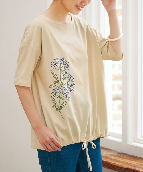 BELLUNA（ベルーナ）の「カジュアルゆったりプリントＴシャツ（Tシャツ/カットソー・レディース・ホワイト/チャコールグレー/オフホワイト/ブルー/セージグリーン/その他1/チャコール・LARGE/X-LARGE/MEDIUM）」の7枚目の写真