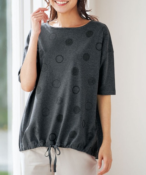 BELLUNA（ベルーナ）の「カジュアルゆったりプリントＴシャツ（Tシャツ/カットソー・レディース・ホワイト/チャコールグレー/オフホワイト/ブルー/セージグリーン/その他1/チャコール・LARGE/X-LARGE/MEDIUM）」の4枚目の写真