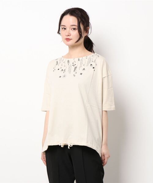 BELLUNA（ベルーナ）の「カジュアルゆったりプリントＴシャツ（Tシャツ/カットソー・レディース・ホワイト/チャコールグレー/オフホワイト/ブルー/セージグリーン/その他1/チャコール・LARGE/X-LARGE/MEDIUM）」の14枚目の写真