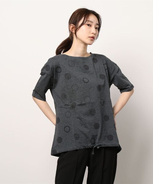 BELLUNA（ベルーナ）の「カジュアルゆったりプリントＴシャツ（Tシャツ/カットソー・レディース・ホワイト/チャコールグレー/オフホワイト/ブルー/セージグリーン/その他1/チャコール・LARGE/X-LARGE/MEDIUM）」の17枚目の写真