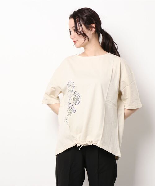 BELLUNA（ベルーナ）の「カジュアルゆったりプリントＴシャツ（Tシャツ/カットソー・レディース・ホワイト/チャコールグレー/オフホワイト/ブルー/セージグリーン/その他1/チャコール・LARGE/X-LARGE/MEDIUM）」の20枚目の写真