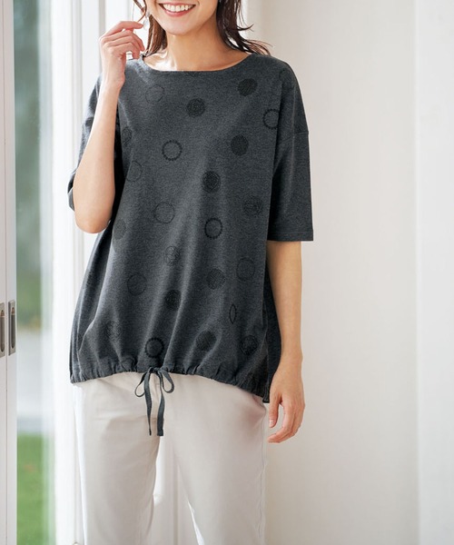 BELLUNA（ベルーナ）の「カジュアルゆったりプリントＴシャツ（Tシャツ/カットソー・レディース・ホワイト/チャコールグレー/オフホワイト/ブルー/セージグリーン/その他1/チャコール・LARGE/X-LARGE/MEDIUM）」の10枚目の写真