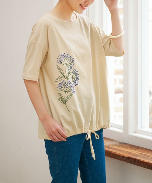 BELLUNA（ベルーナ）の「カジュアルゆったりプリントＴシャツ（Tシャツ/カットソー・レディース・ホワイト/チャコールグレー/オフホワイト/ブルー/セージグリーン/その他1/チャコール・LARGE/X-LARGE/MEDIUM）」の11枚目の写真