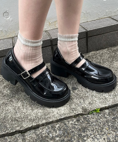 titty＆Co. PETIT（ティティアンドコープティ）の「【titty&Co.PETIT】ダブルストラップエナメルローファー（ローファー・レディース・ブラック・MEDIUM/SMALL）」の2枚目の写真