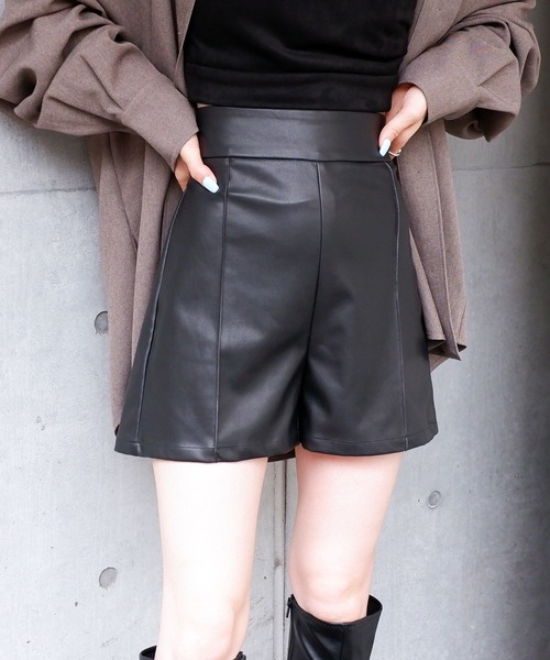 SPIRALGIRL（スパイラルガール）の「ハイウエスト合皮ショートパンツ（その他パンツ・レディース・ブラック/オフホワイト・FREE）」の4枚目の写真