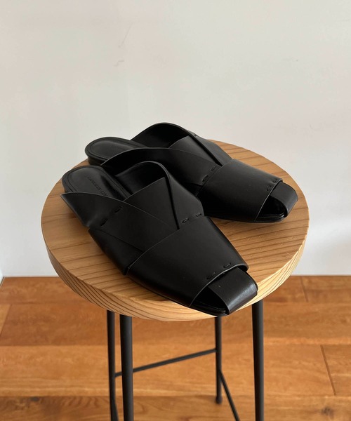 CAPRICIEUX LE'MAGE（カプリシューレマージュ）の「グルカミュール（サンダル・レディース・ホワイト系その他/ブラック・37/38）」の3枚目の写真