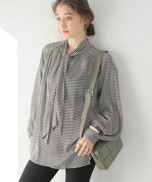 JOURNAL STANDARD(ジャーナルスタンダード)の「サテンヨウリュウボウタイブラウス(シャツ/ブラウス・レディース・ブラック/ブラウン/レッド・FREE)」の2枚目の写真