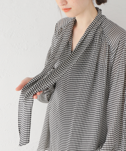 JOURNAL STANDARD(ジャーナルスタンダード)の「サテンヨウリュウボウタイブラウス(シャツ/ブラウス・レディース・ブラック/ブラウン/レッド・FREE)」の6枚目の写真