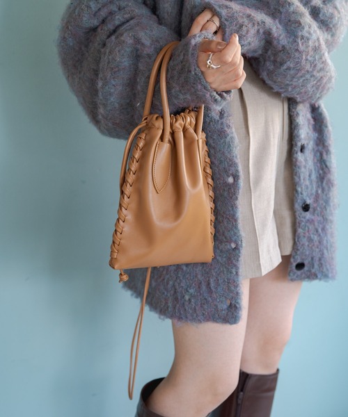 Kastane(カスタネ)の「【2022AWアイテム】フェイクレザー巾着ショルダーバック(ショルダーバッグ・レディース・ブラウン/ブラック/ブルー・FREE)」の14枚目の写真