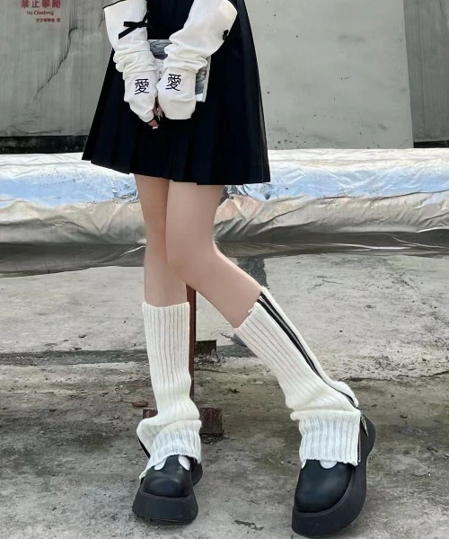 .KOM(ドットコム)の「『.KOM/ドットケーオーエム』デザインジップレッグウォーマー【Y】【CN】(レッグウォーマー・レディース・ホワイト/ブラック・FREE)」の4枚目の写真