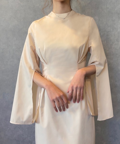 JUNOAH（ジュノア）の「スタンドカラースリットスリーブワンピース（ワンピース・レディース・アイボリー/ブラック/ピンクベージュ・MEDIUM/X-LARGE/LARGE）」の2枚目の写真