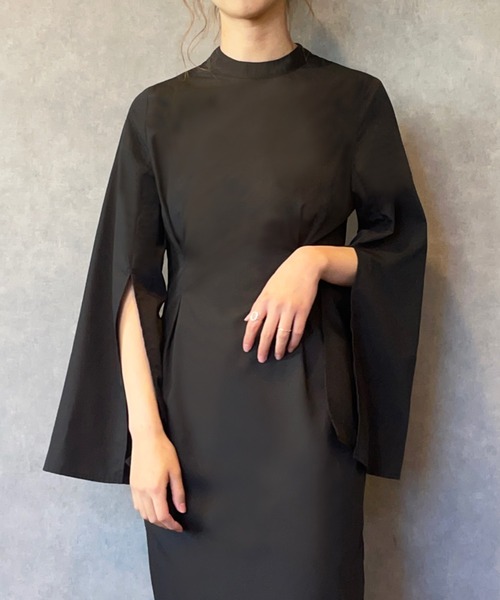 JUNOAH（ジュノア）の「スタンドカラースリットスリーブワンピース（ワンピース・レディース・アイボリー/ブラック/ピンクベージュ・MEDIUM/X-LARGE/LARGE）」の3枚目の写真