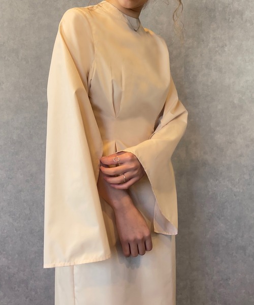 JUNOAH（ジュノア）の「スタンドカラースリットスリーブワンピース（ワンピース・レディース・アイボリー/ブラック/ピンクベージュ・MEDIUM/X-LARGE/LARGE）」の5枚目の写真