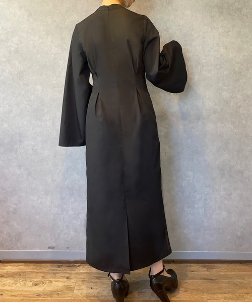 JUNOAH（ジュノア）の「スタンドカラースリットスリーブワンピース（ワンピース・レディース・アイボリー/ブラック/ピンクベージュ・MEDIUM/X-LARGE/LARGE）」の8枚目の写真