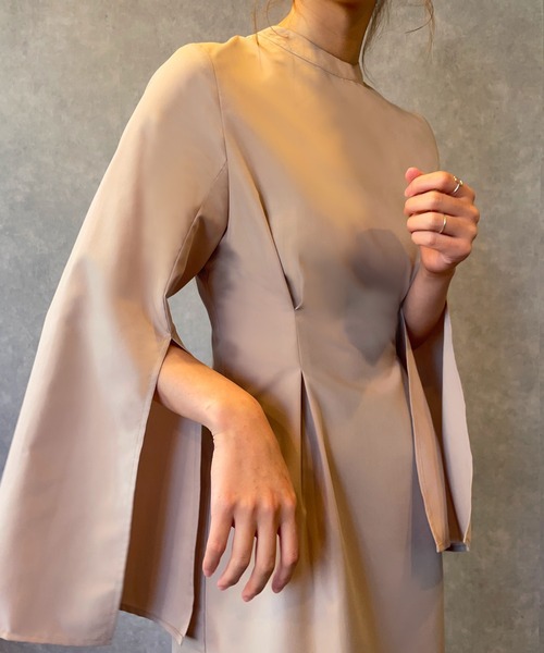 JUNOAH（ジュノア）の「スタンドカラースリットスリーブワンピース（ワンピース・レディース・アイボリー/ブラック/ピンクベージュ・MEDIUM/X-LARGE/LARGE）」の10枚目の写真