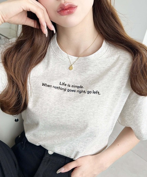 moment+（モーメントプラス）の「ロゴ刺繍半袖Tシャツ（Tシャツ/カットソー・レディース・ブラック/オフホワイト/ピンク/オートミール/チャコールグレー/グレイッシュベージュ/ブルー・M/L）」の4枚目の写真