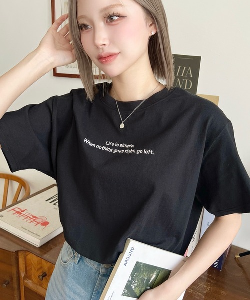 moment+（モーメントプラス）の「ロゴ刺繍半袖Tシャツ（Tシャツ/カットソー・レディース・ブラック/オフホワイト/ピンク/オートミール/チャコールグレー/グレイッシュベージュ/ブルー・M/L）」の2枚目の写真