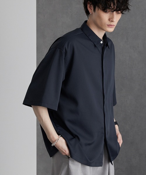 MONO-MART（モノマート）の「綾トロミ オーバーサイズ比翼S/Sシャツ（シャツ/ブラウス・メンズ・モカ/ベージュ/ネイビー/ホワイト/ライトグレー/レッド系/ライトブルー/ブラック/カーキ/ブルーグリーン/グレイッシュブルー/チャコール/ダークネイビー/バーガンディー・M/L）」の12枚目の写真