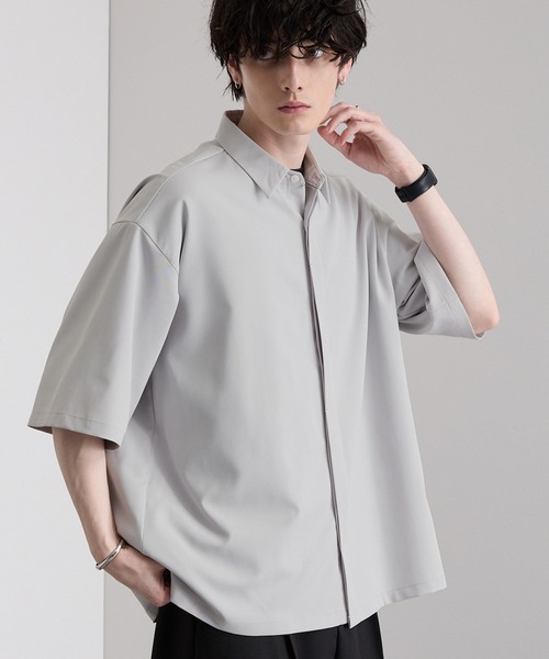 MONO-MART（モノマート）の「綾トロミ オーバーサイズ比翼S/Sシャツ（シャツ/ブラウス・メンズ・モカ/ベージュ/ネイビー/ホワイト/ライトグレー/レッド系/ライトブルー/ブラック/カーキ/ブルーグリーン/グレイッシュブルー/チャコール/ダークネイビー/バーガンディー・M/L）」の4枚目の写真