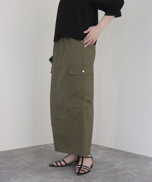 fredy emue（フレディエミュ）の「ロングベイカースカート（スカート・レディース・アイボリー/カーキ・38）」の2枚目の写真