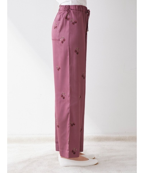 gelato pique（ジェラートピケ）の「アーバンチェリー柄サテンロング