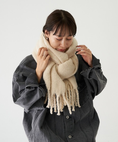 COLONY 2139（コロニートゥーワンスリーナイン）の「静電気防止バルキーフリンジストール（ストール/ショール・レディース・チャコールグレー/ブルー/アイボリー/イエロー・FREE）」の8枚目の写真