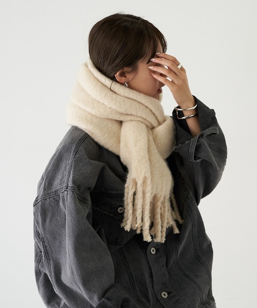 COLONY 2139（コロニートゥーワンスリーナイン）の「静電気防止バルキーフリンジストール（ストール/ショール・レディース・チャコールグレー/ブルー/アイボリー/イエロー・FREE）」の11枚目の写真