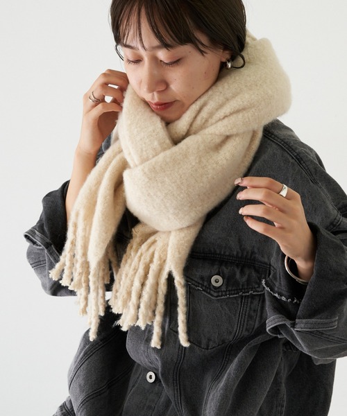 COLONY 2139（コロニートゥーワンスリーナイン）の「静電気防止バルキーフリンジストール（ストール/ショール・レディース・チャコールグレー/ブルー/アイボリー/イエロー・FREE）」の7枚目の写真