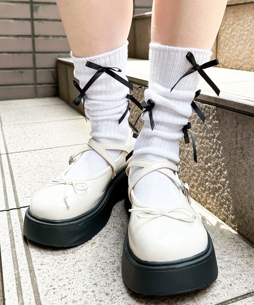 SPINNS（スピンズ）の「リボン付き ルーズソックス（ソックス/靴下・レディース・ホワイト×ブラック/ブラック×シルバー・ONESIZE）」の3枚目の写真