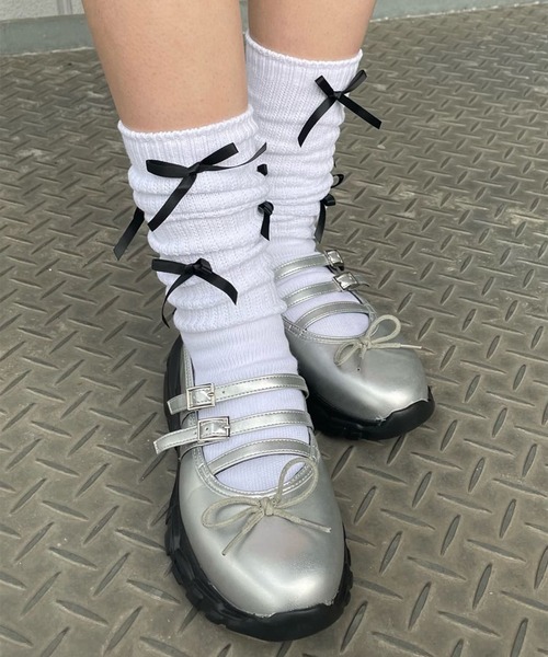 SPINNS（スピンズ）の「リボン付き ルーズソックス（ソックス/靴下・レディース・ホワイト×ブラック/ブラック×シルバー・ONESIZE）」の4枚目の写真