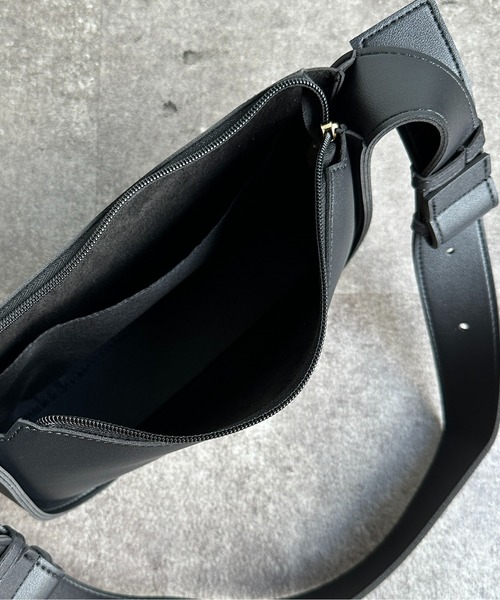 Thevon（ゼボン）の「ムーン合皮ショルダーバッグ（ショルダーバッグ・レディース・ブラック/ブラウン/ベージュ・FREE）」の11枚目の写真