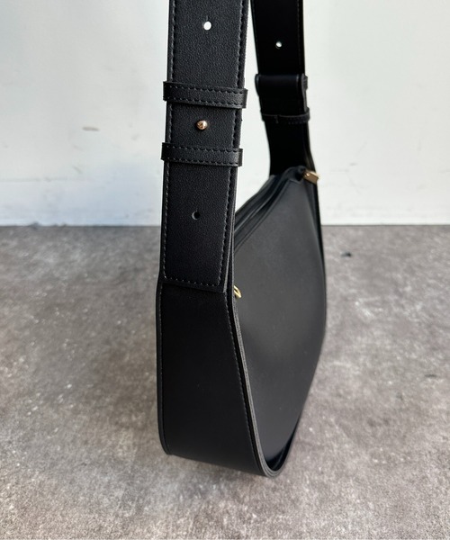 Thevon（ゼボン）の「ムーン合皮ショルダーバッグ（ショルダーバッグ・レディース・ブラック/ブラウン/ベージュ・FREE）」の13枚目の写真