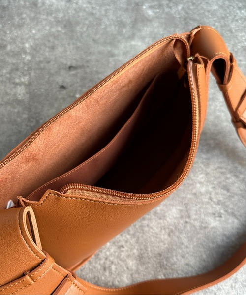 Thevon（ゼボン）の「ムーン合皮ショルダーバッグ（ショルダーバッグ・レディース・ブラック/ブラウン/ベージュ・FREE）」の18枚目の写真