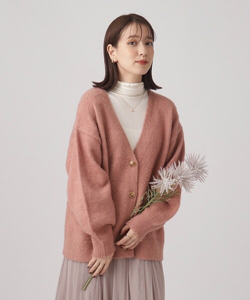 SHOO・LA・RUE（シューラルー）の「◆ふわふわフェミニン Vネックニットカーディガン（カーディガン/ボレロ・レディース・ライトグレー/ベージュ/ピンク系・00）」の3枚目の写真