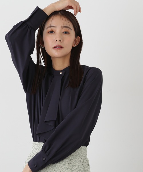 N.(N. Natural Beauty Basic)(エヌエヌナチュラルビューティーベーシック)の「◆フリルタイロングスリーブブラウス(シャツ/ブラウス・レディース・ネイビー/オフホワイト/ブルー/ドット/イエロー・MEDIUM)」の3枚目の写真