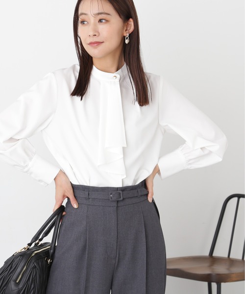 N.(N. Natural Beauty Basic)(エヌエヌナチュラルビューティーベーシック)の「◆フリルタイロングスリーブブラウス(シャツ/ブラウス・レディース・ネイビー/オフホワイト/ブルー/ドット/イエロー・MEDIUM)」の2枚目の写真