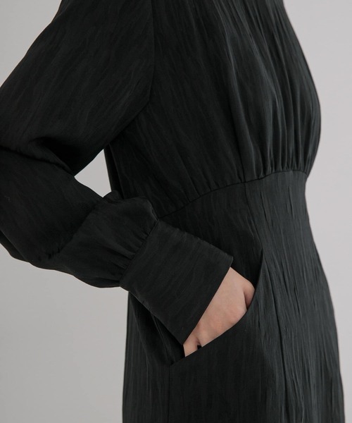 URBAN RESEARCH(アーバンリサーチ)の「ウエスト切替ジャガードワンピース(ワンピース・レディース・ブラック/ブルー系その他・38/36)」の4枚目の写真