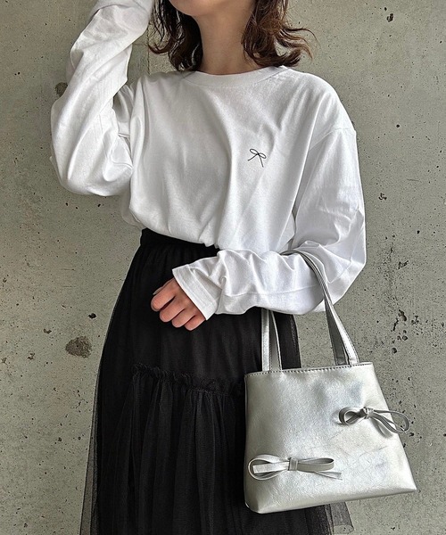 cuorequal（クオレコール）の「リボンワンポイントロングＴシャツ（Tシャツ/カットソー・レディース・ホワイト・MEDIUM/LARGE）」の3枚目の写真