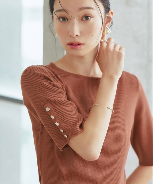 RUIRUE BOUTIQUE(ルイルエブティック)の「洗える UVカット | 選べるデザインボタンハーフスリーブリブサマーニット半袖 | ボートネック トップス リブニット ベーシック シンプル メタルボタン パールボタン(ニット/セーター・レディース・ネイビー/ブルー系1/ブラウン/グリーン/ブラック系1/アイボリー系1/ブラック/ライトグレー系1・M/L)」の4枚目の写真