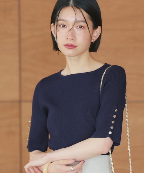 RUIRUE BOUTIQUE(ルイルエブティック)の「洗える UVカット | 選べるデザインボタンハーフスリーブリブサマーニット半袖 | ボートネック トップス リブニット ベーシック シンプル メタルボタン パールボタン(ニット/セーター・レディース・ネイビー/ブルー系1/ブラウン/グリーン/ブラック系1/アイボリー系1/ブラック/ライトグレー系1・M/L)」の15枚目の写真