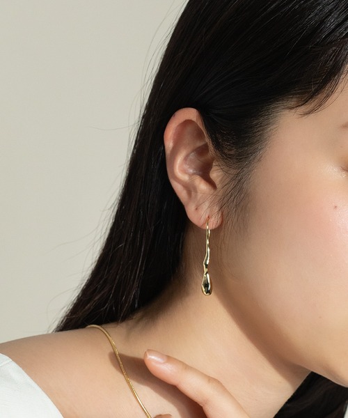 voov（ブーブ）の「ニュアンス ライン フック ピアス（ピアス（両耳用）・レディース・シルバー/ゴールド・フリー）」の4枚目の写真