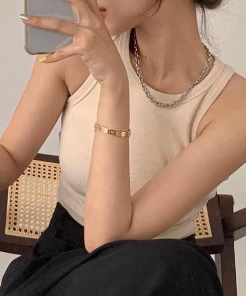 .KOM(ドットコム)の「A'GEM/9 × .kom 『.KOM/ドットケーオーエム』 クロップタンクトップ(タンクトップ・レディース・ホワイト/ブラック/ベージュ・FREE)」の12枚目の写真