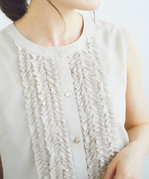 le.coeur blanc（ルクールブラン）の「フロントフリルペプラムブラウス（シャツ/ブラウス・レディース・アイボリー/ブラック・38）」の11枚目の写真