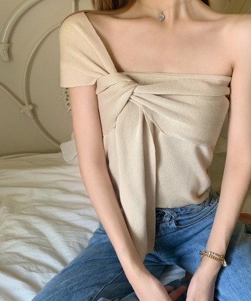 deux amour（ドゥーザムール）の「アシメデザイン前ひねりベアトップ（Tシャツ/カットソー・レディース・ベージュ/ホワイト/ブラック・FREE）」の3枚目の写真