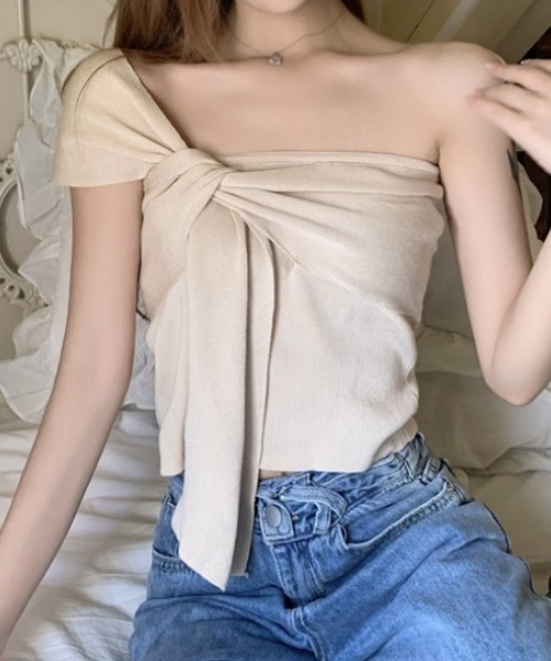 deux amour（ドゥーザムール）の「アシメデザイン前ひねりベアトップ（Tシャツ/カットソー・レディース・ベージュ/ホワイト/ブラック・FREE）」の5枚目の写真