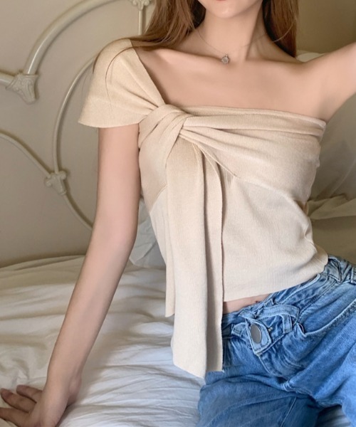 deux amour（ドゥーザムール）の「アシメデザイン前ひねりベアトップ（Tシャツ/カットソー・レディース・ベージュ/ホワイト/ブラック・FREE）」の6枚目の写真