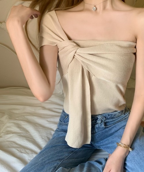 deux amour（ドゥーザムール）の「アシメデザイン前ひねりベアトップ（Tシャツ/カットソー・レディース・ベージュ/ホワイト/ブラック・FREE）」の8枚目の写真