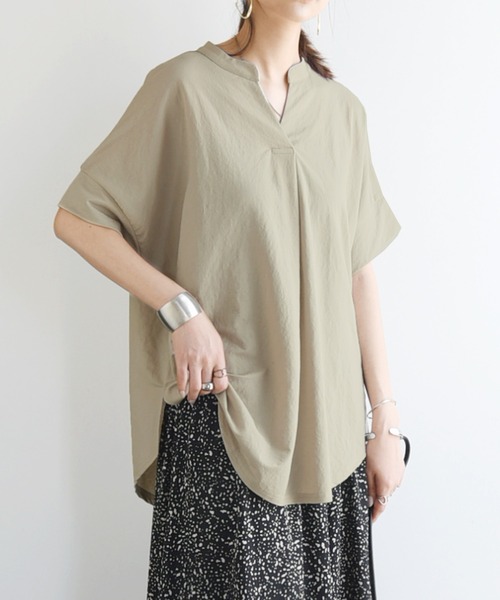 and it_（アンドイット）の「ひんやりフロントタックプルオーバー トップス（Tシャツ/カットソー・レディース・ベージュ/オフホワイト・M/L）」の4枚目の写真