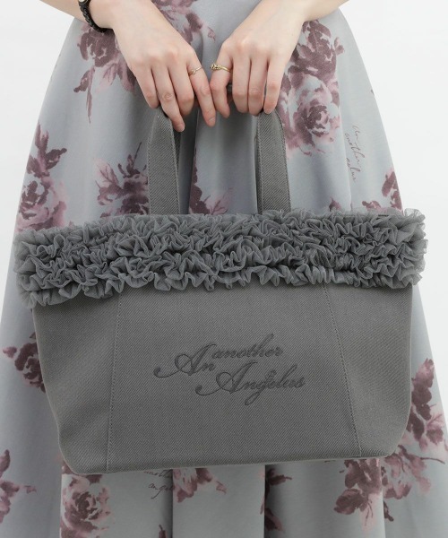 an another angelus（アンアナザーアンジェラス）の「ボリュームチュールフリルキャンバストート/ananotherangelus（トートバッグ・レディース・レッド/ピンクベージュ/グレー・FREE）」の2枚目の写真